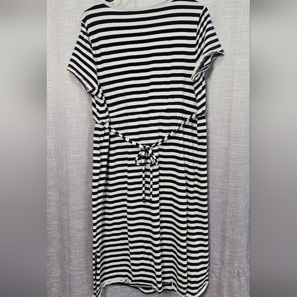 Isabel Maternity by Ingrid & Isabel Navy and White Striped Top - Picture 3 of 10